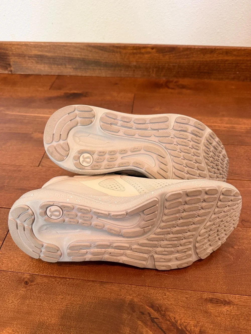 Like New Lululemon Womens Beyondfeel Running Shoe size 7 - Picture 4 of 5